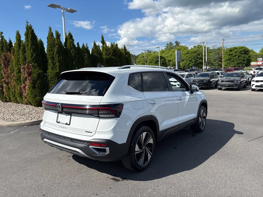 Used 2025 Volkswagen Taos SE AWD/4WD image 3