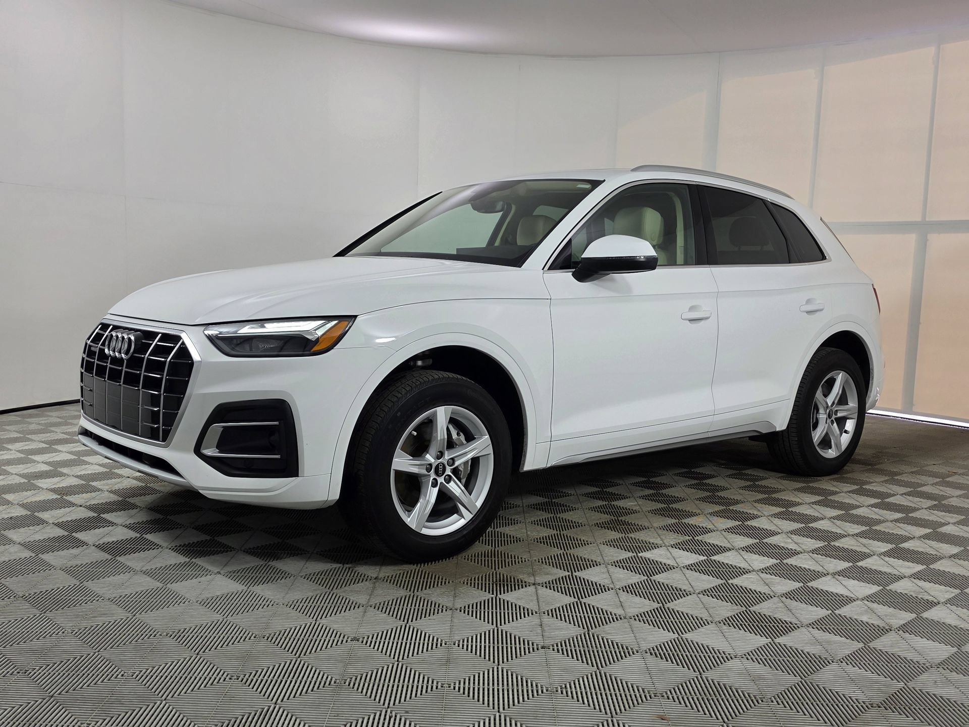 Certified 2023 Audi Q5 Premium Plus AWD/4WD image 3