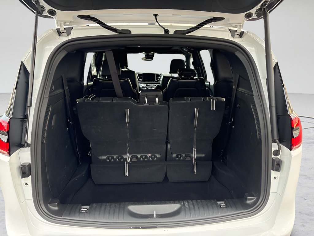 Used 2025 Chrysler Pacifica Limited FWD image 5