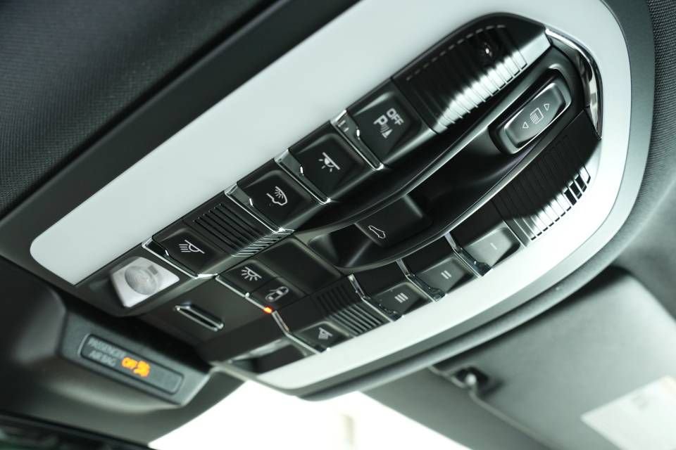Certified 2025 Porsche Macan AWD/4WD image 36