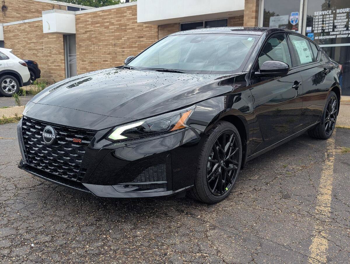 New 2026 Nissan Altima 2.5 SR w/ SR Midnight Edition Package AWD/4WD image 4