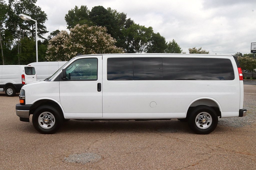 Used 2025 Chevrolet Express 3500 LT w/ LT Preferred Equipment Group RWD image 4