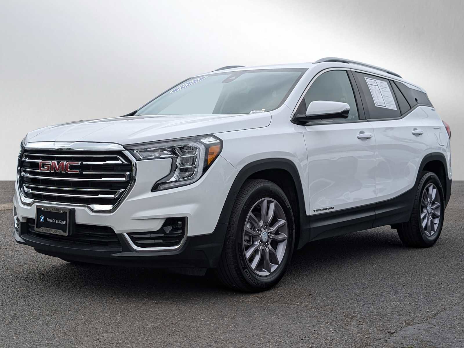 Used 2023 GMC Terrain SLT image 3