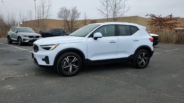 Used 2025 Volvo XC40 B5 Core image 4