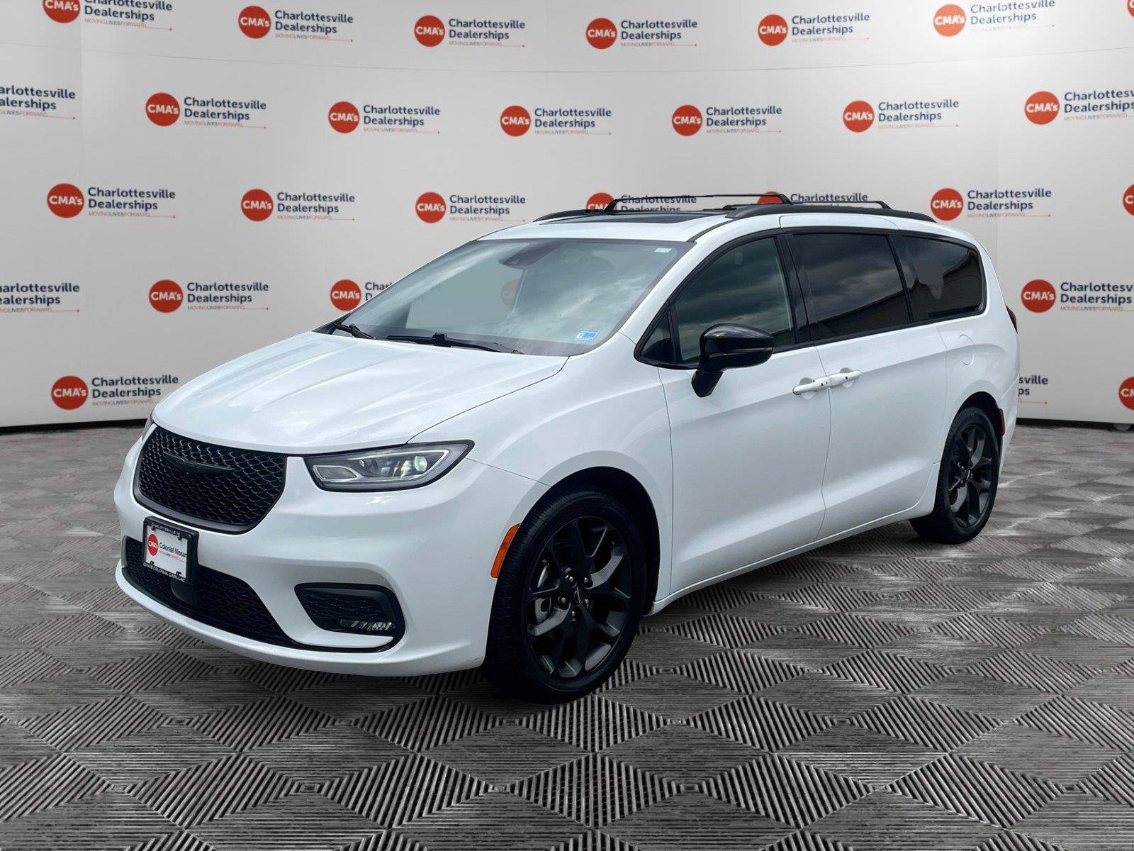 Used 2025 Chrysler Pacifica Limited FWD image 1