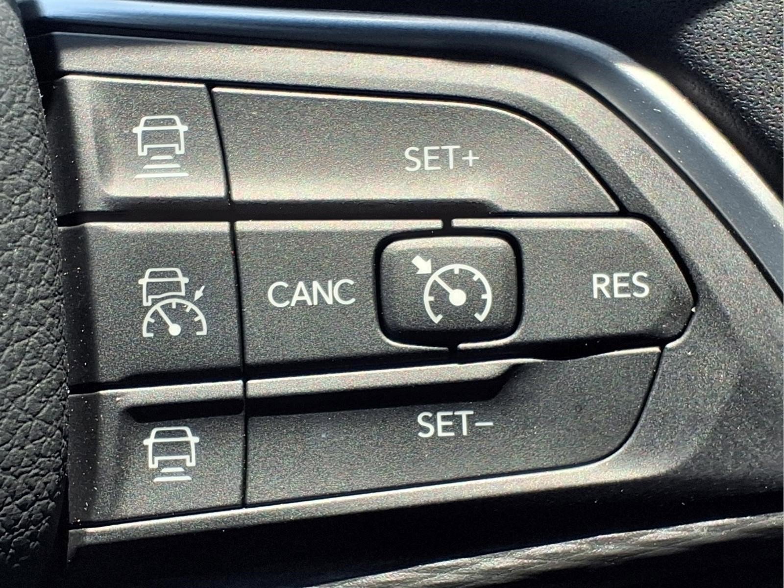 Used 2025 Jeep Grand Cherokee Laredo w/ Luxury Tech Group I RWD image 17