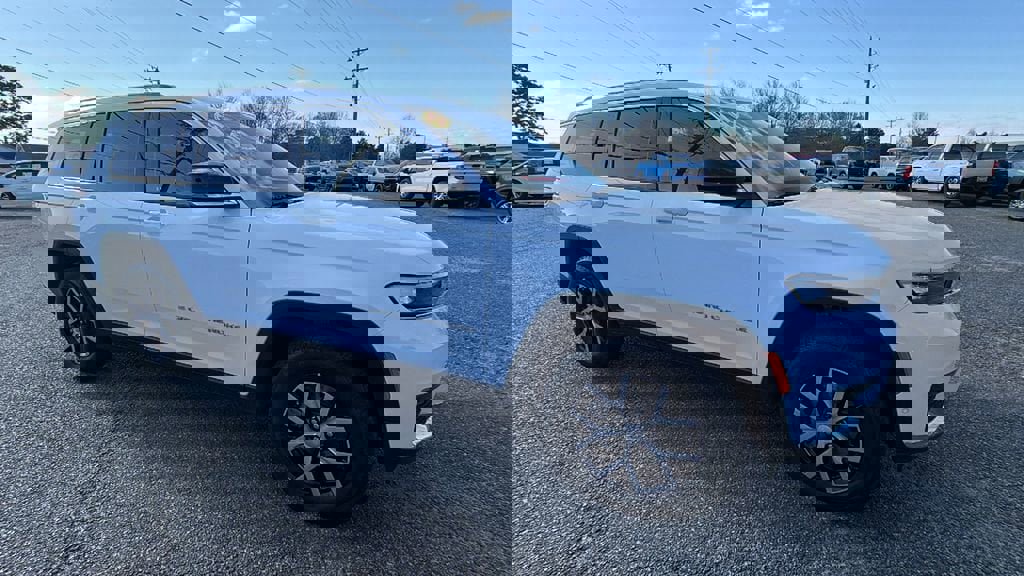 Used 2023 Jeep Grand Cherokee L Limited w/ Luxury Tech Group II image 3