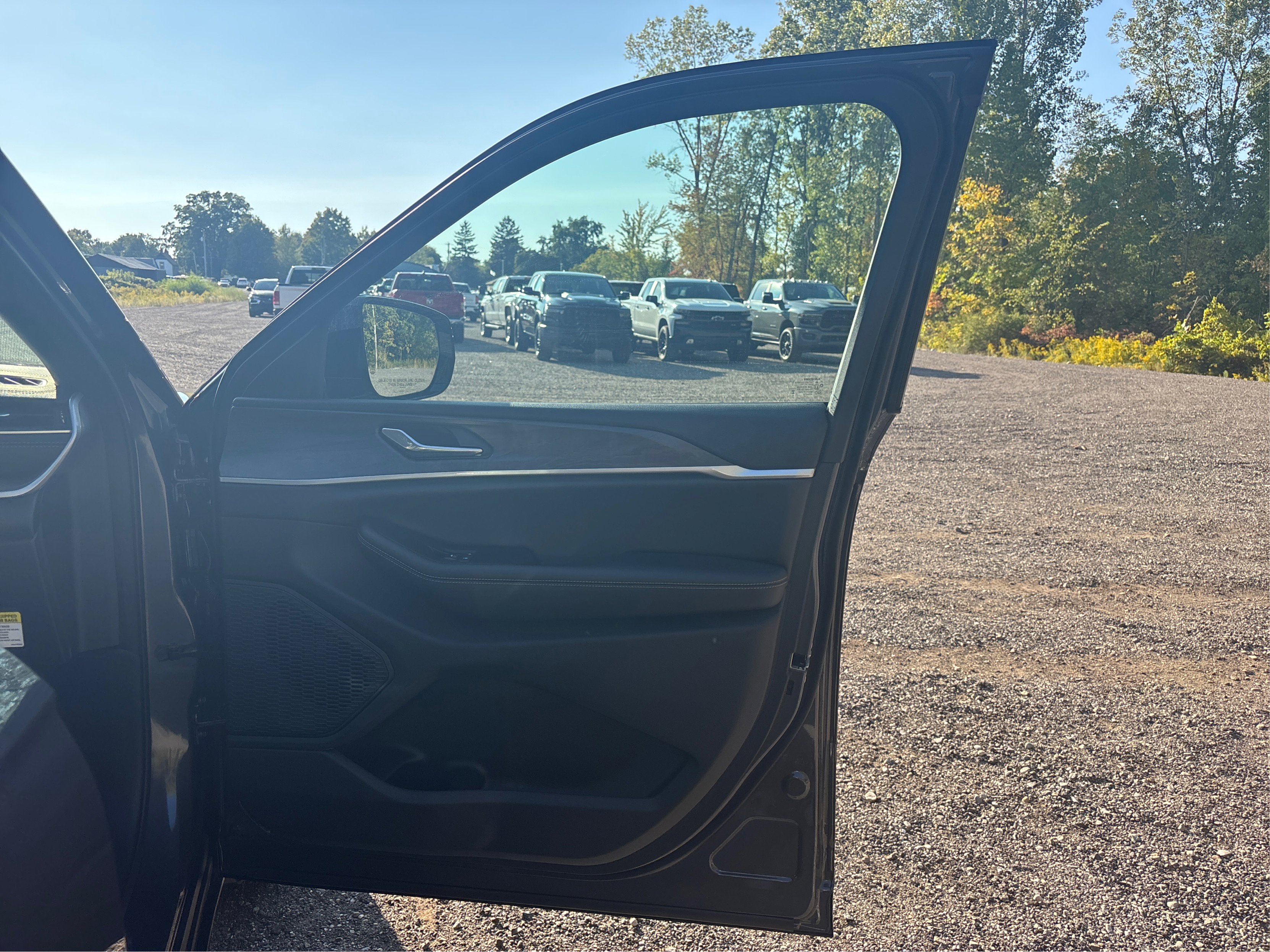 New 2025 Jeep Grand Cherokee Limited w/ Black Appearance Package image 26