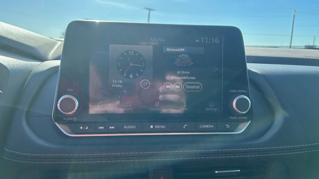 Used 2023 Nissan Rogue SV image 17