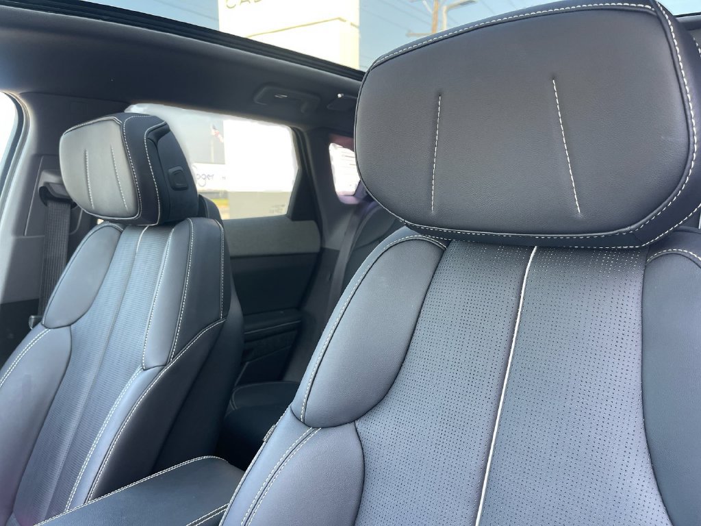 Certified 2025 Cadillac Optiq Luxury 2 w/ LPO, Floor Liner Package AWD/4WD image 18