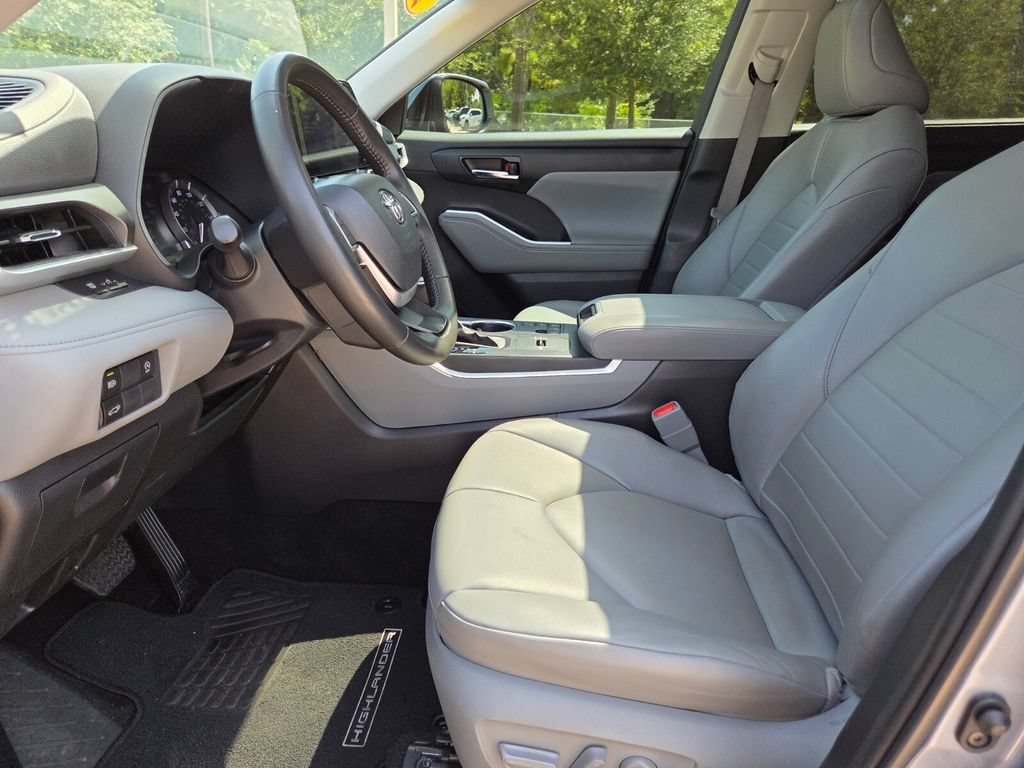 Used 2024 Toyota Highlander XLE FWD image 27