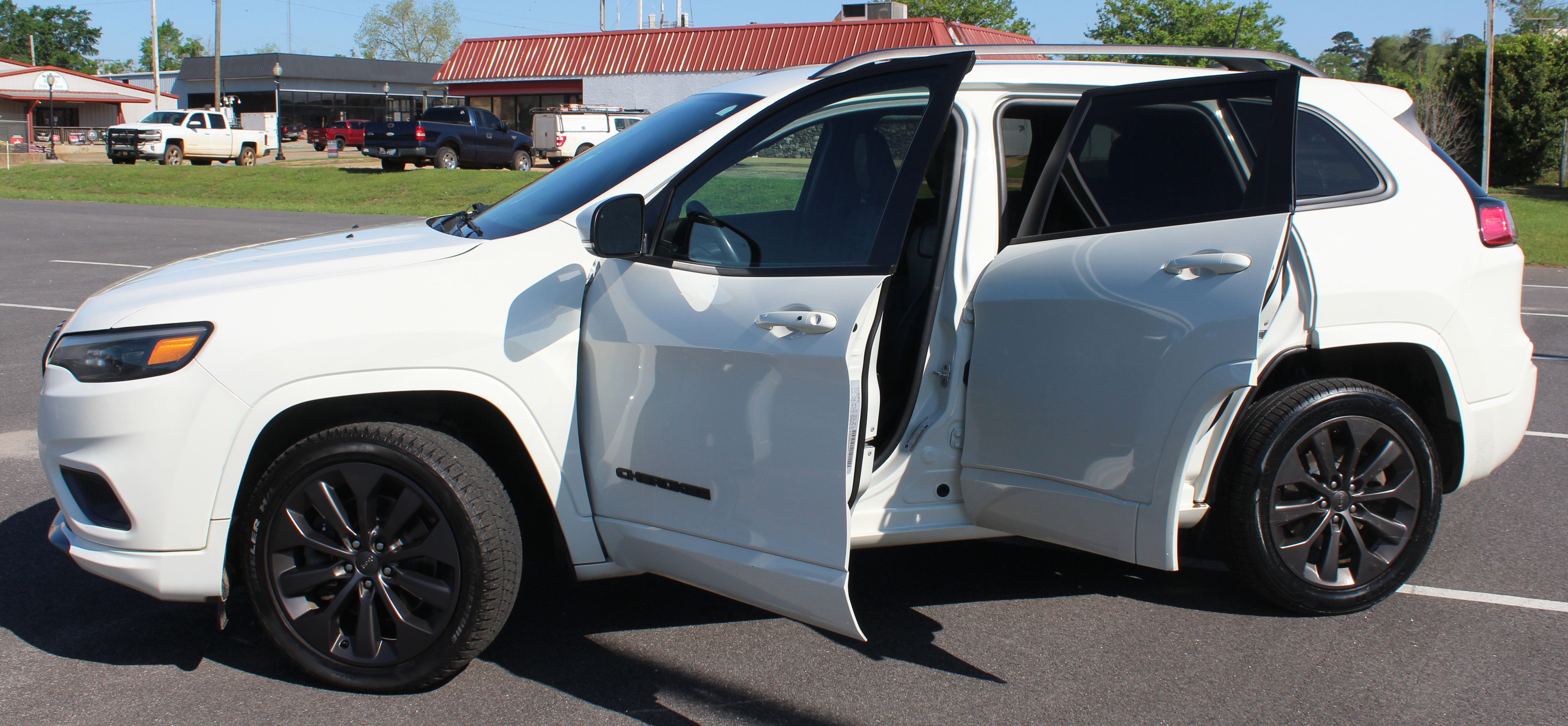 Used 2019 Jeep Cherokee High Altitude image 2