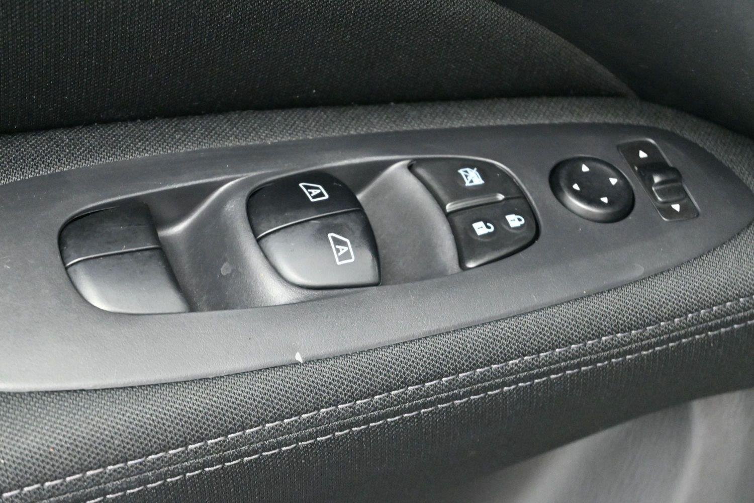 Used 2017 Nissan Pathfinder SV w/ SV Tech Package AWD/4WD image 13