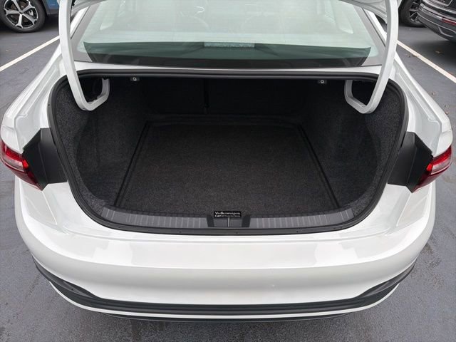 Certified 2025 Volkswagen Jetta SE w/ Sunroof Package image 21