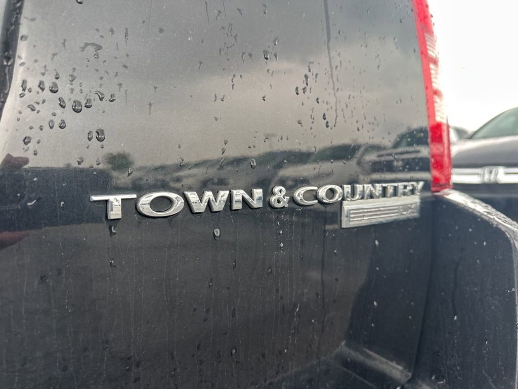 Used 2010 Chrysler Town & Country LX FWD image 4