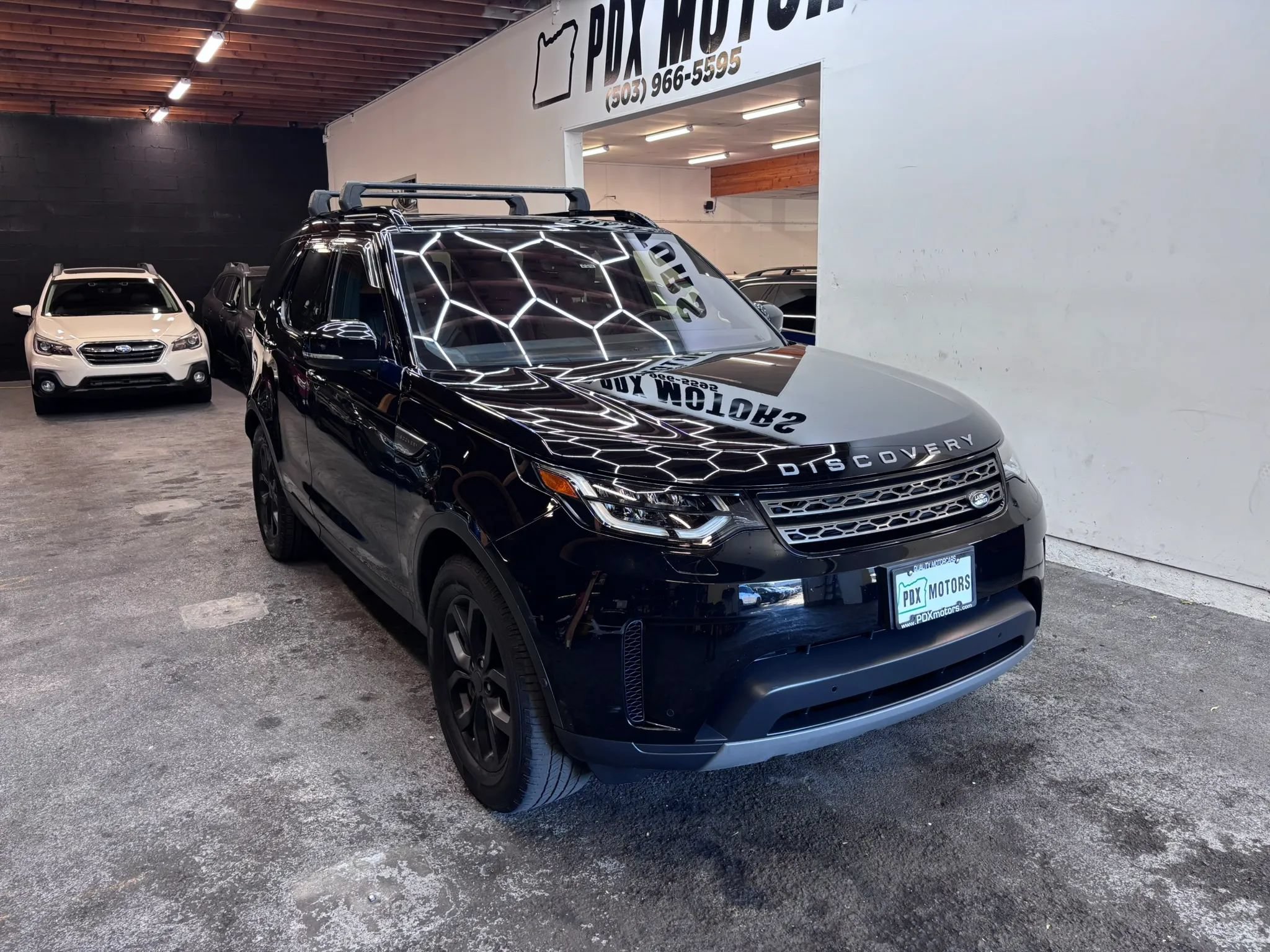 Used 2020 Land Rover Discovery SE AWD/4WD image 2