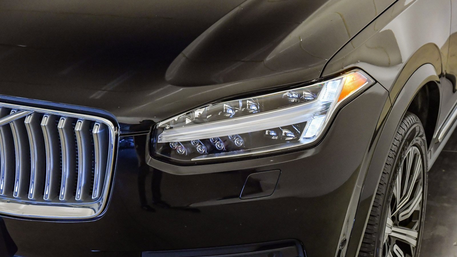 Certified 2025 Volvo XC90 B6 Plus image 9