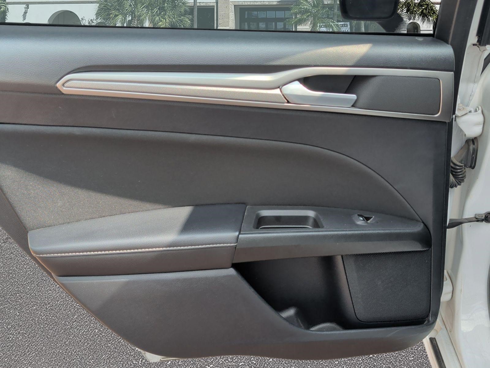 Used 2020 Ford Fusion SE FWD image 23