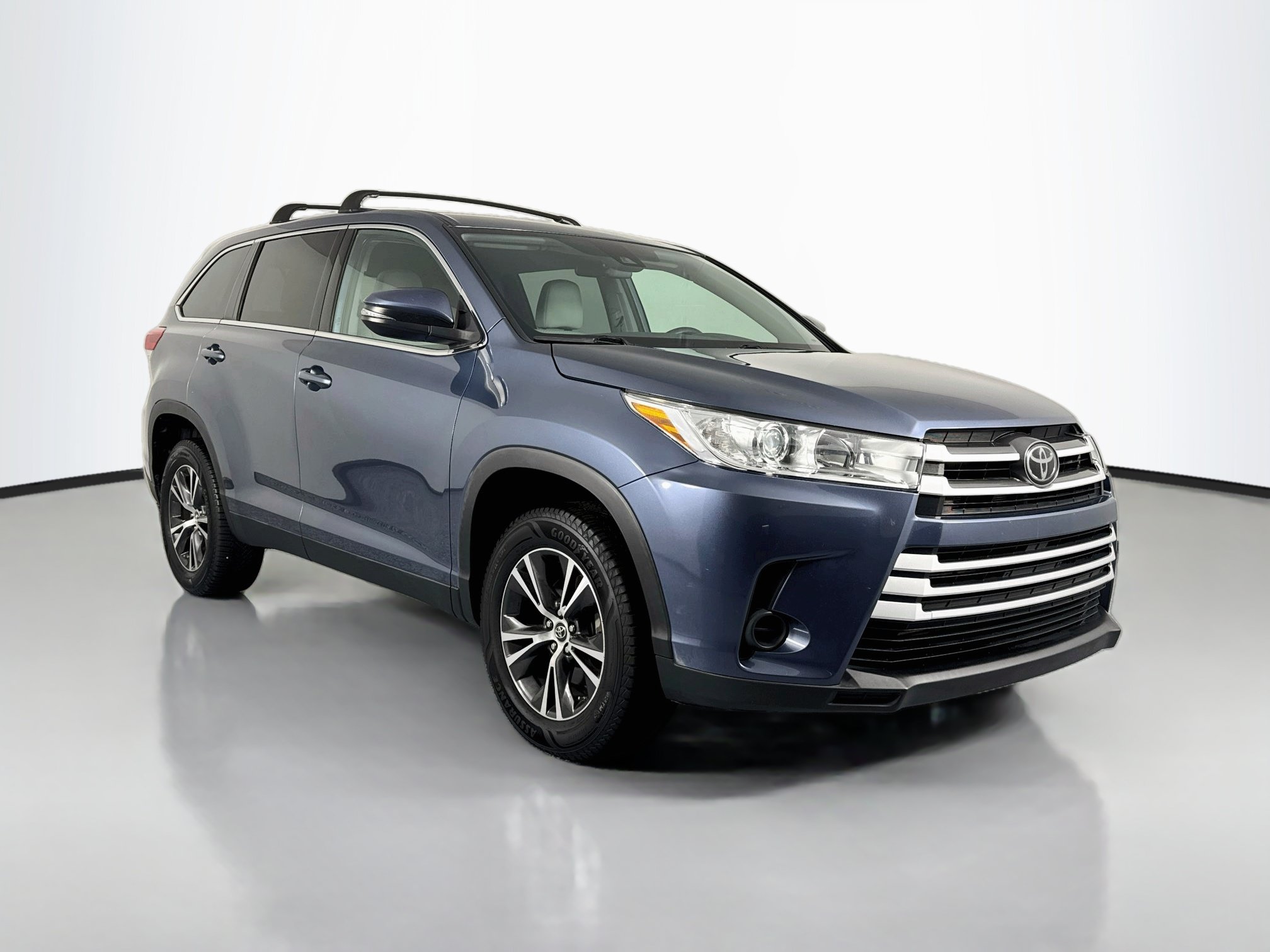 Used 2019 Toyota Highlander LE FWD image 3