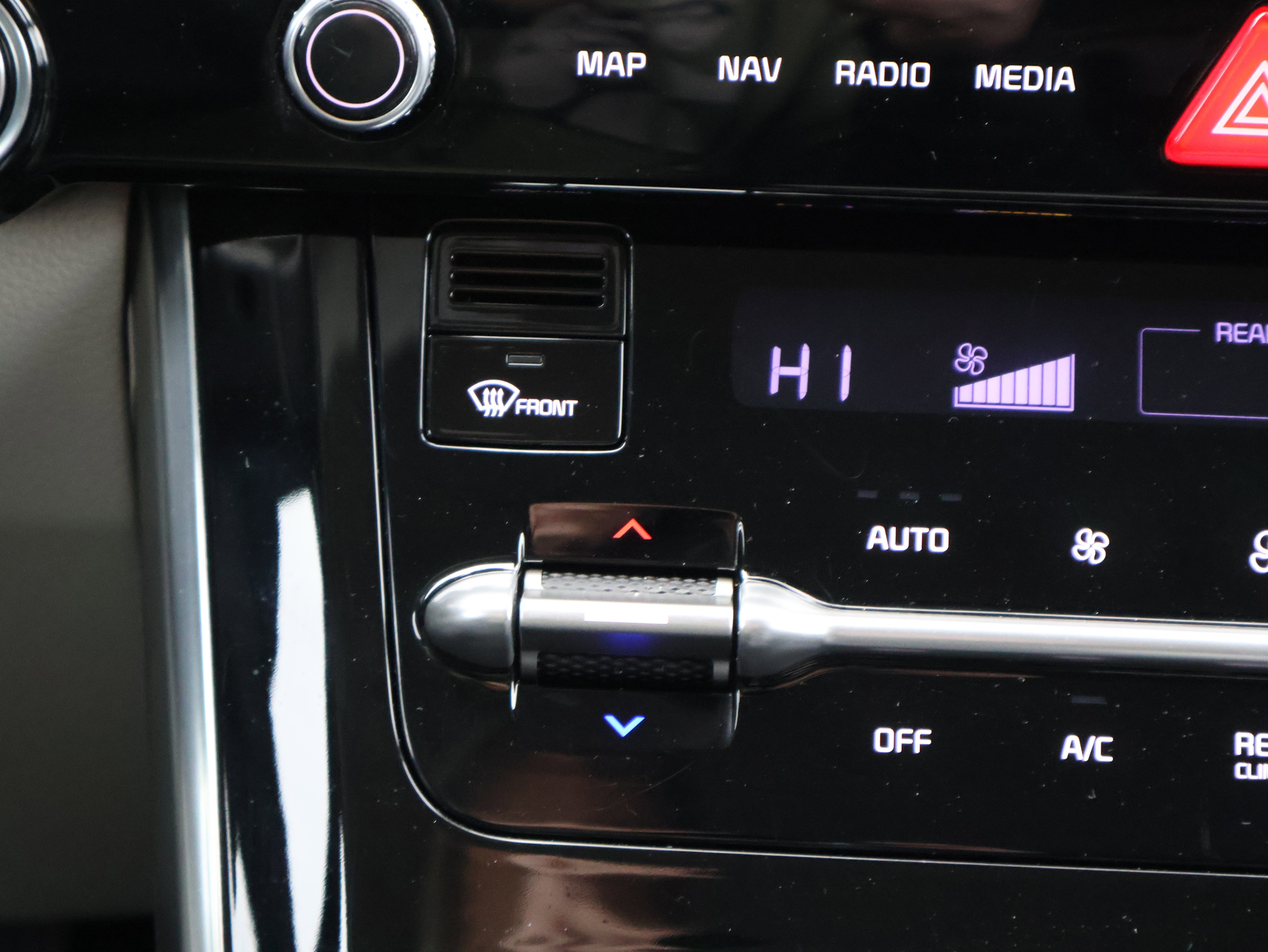 Used 2022 Kia Carnival EX image 24