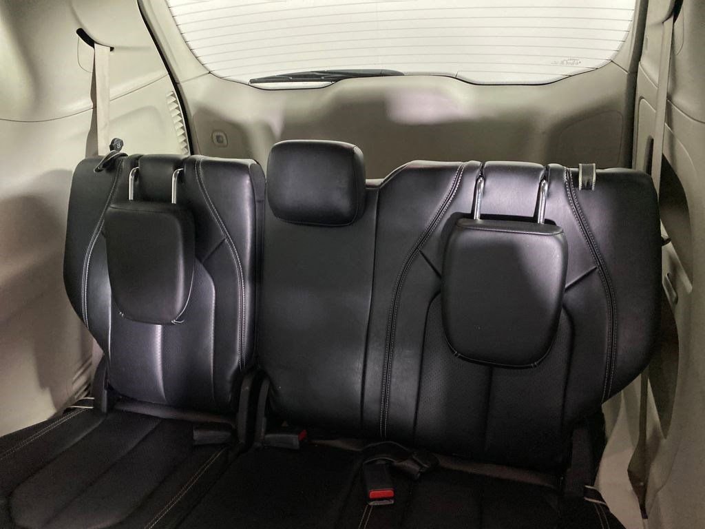 Used 2023 Chrysler Pacifica Touring-L image 27