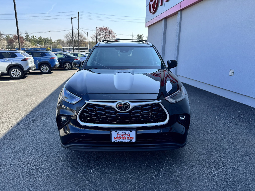 Used 2023 Toyota Highlander XLE image 3