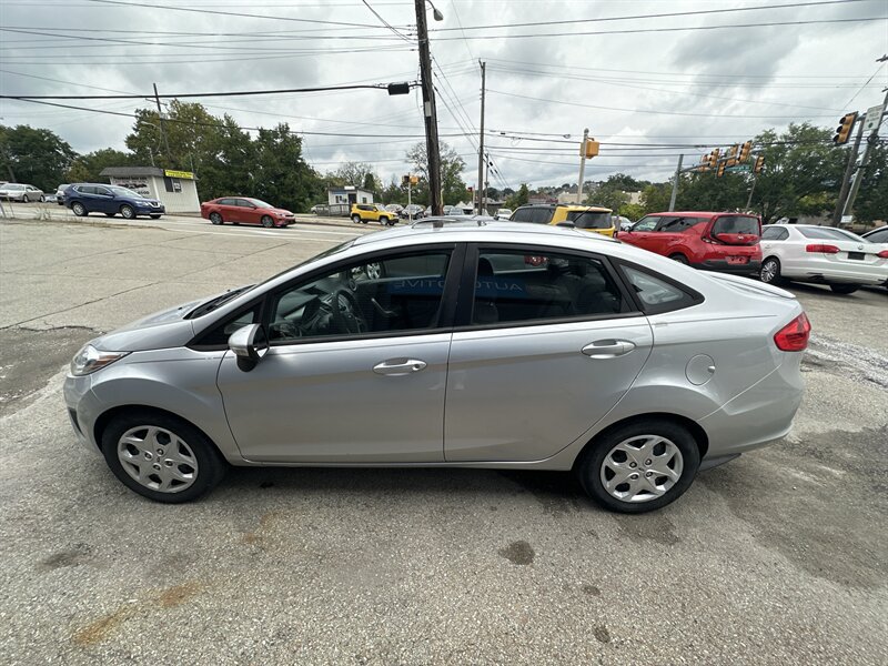 Used 2013 Ford Fiesta SE w/ Super Fuel Economy Pkg FWD image 4