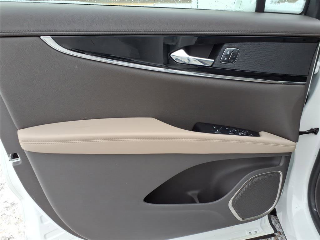 Used 2023 Lincoln Nautilus Reserve image 13