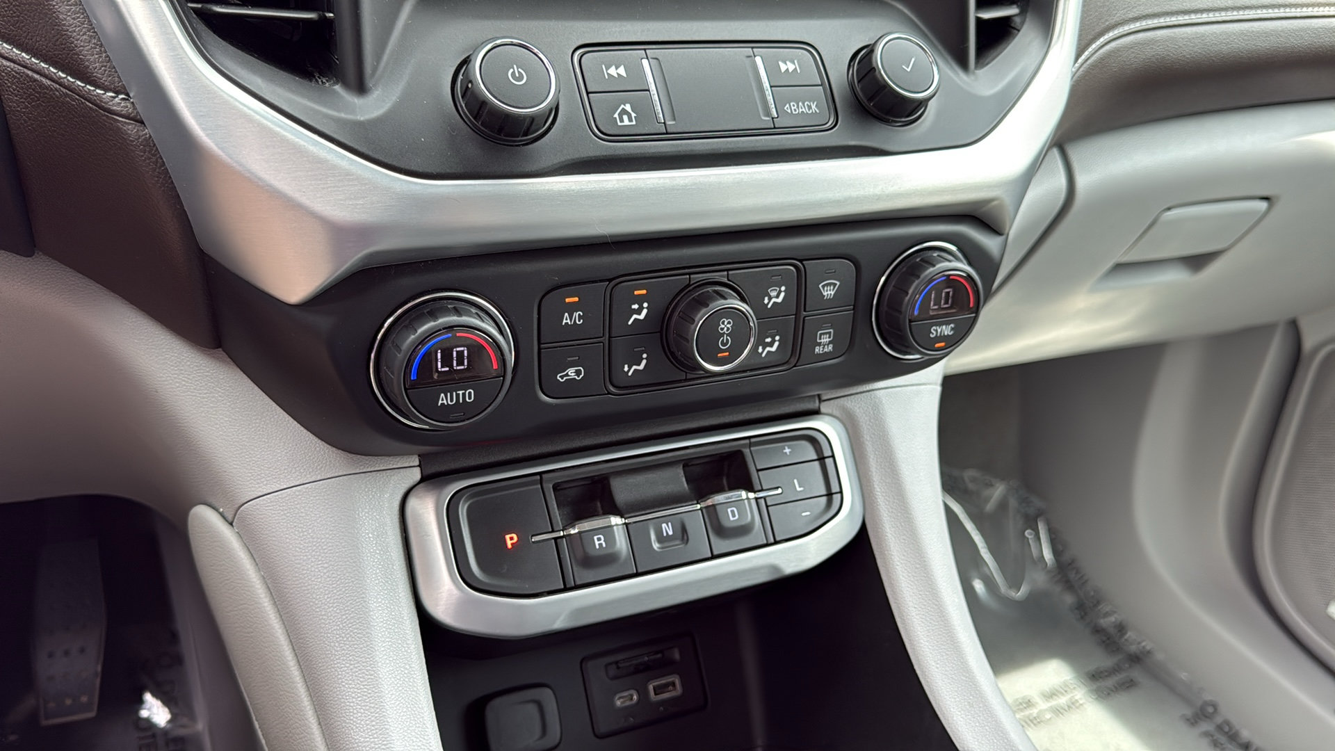 Used 2021 GMC Acadia SLT w/ Premium Package FWD image 22