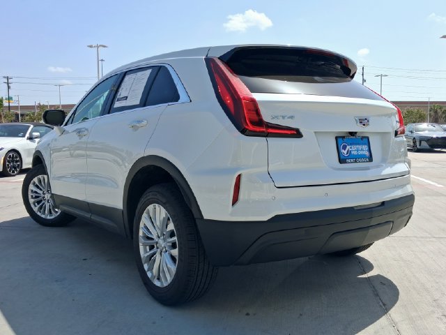 Used 2024 Cadillac XT4 Luxury w/ Cold Weather Package FWD image 5
