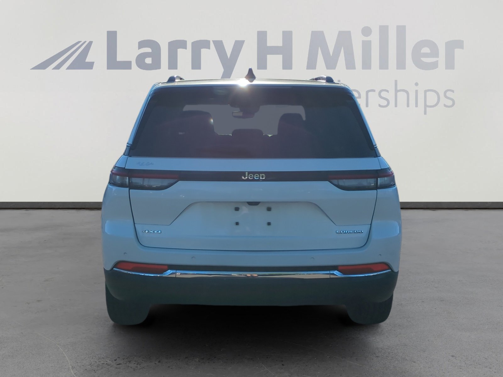 Certified 2023 Jeep Grand Cherokee Laredo image 4