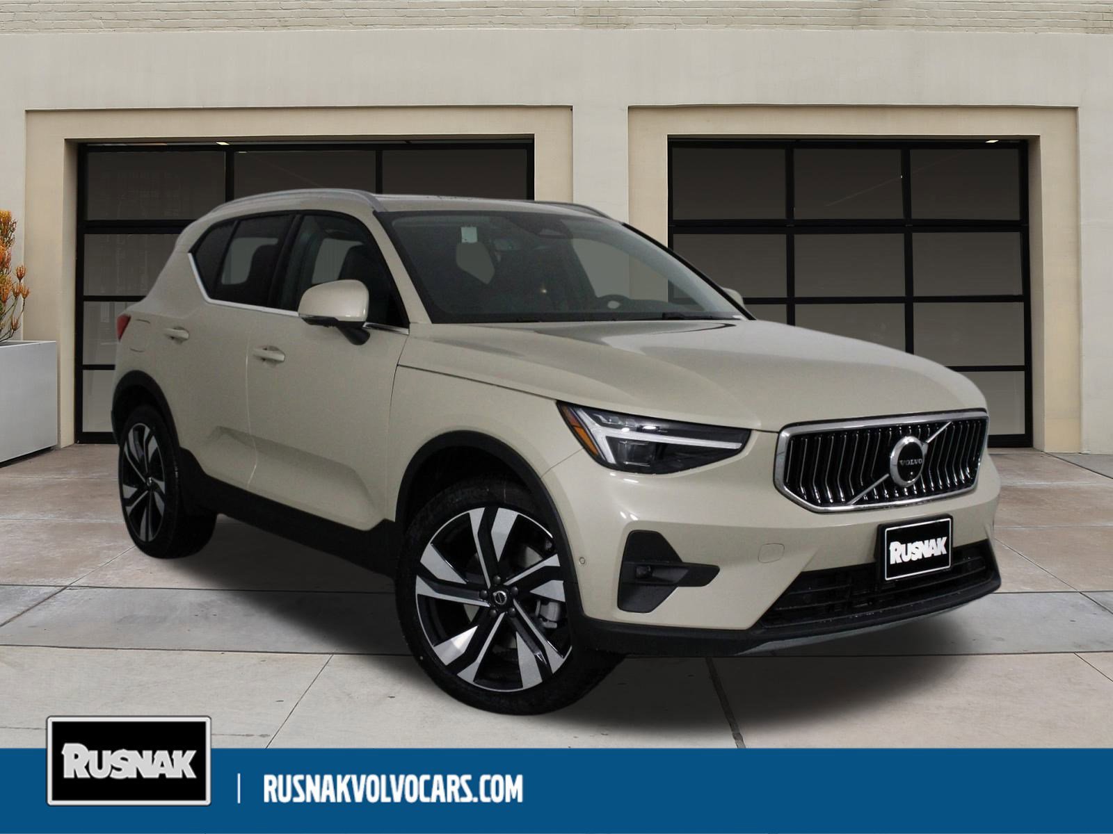 New 2025 Volvo XC40 B5 Ultra w/ Climate Package video 1