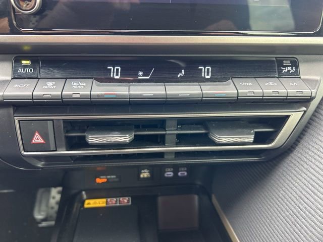 Used 2025 Toyota Camry SE w/ Convenience Package FWD image 15