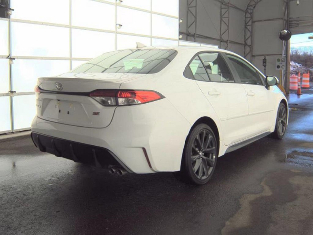 Used 2025 Toyota Corolla SE w/ SE Premium Package image 5