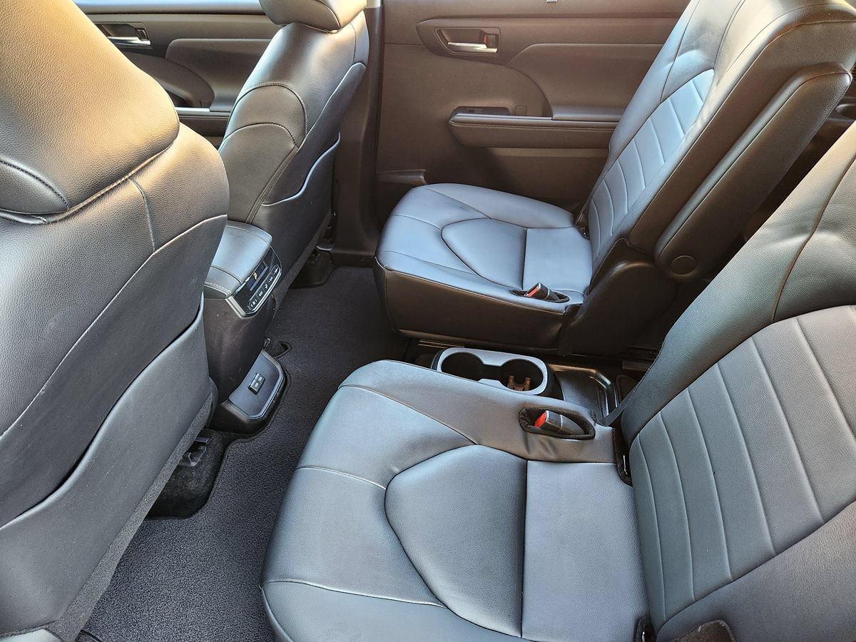 Used 2024 Toyota Highlander XLE FWD image 52