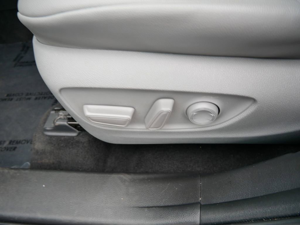 Used 2022 Toyota Highlander XLE AWD/4WD image 16