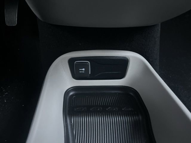 Used 2022 Chrysler Voyager LX image 28