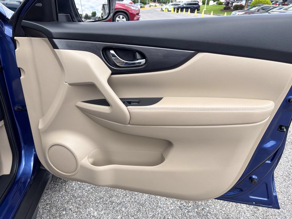 Used 2017 Nissan Rogue SV w/ SV Premium Package AWD/4WD image 40