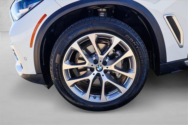 Used 2023 BMW X5 xDrive40i w/ Parking Assistance Package AWD/4WD image 9