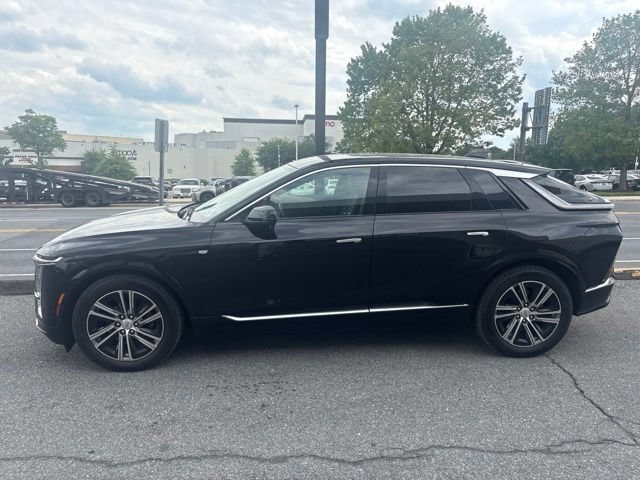 Used 2024 Cadillac Lyriq Luxury AWD/4WD image 2