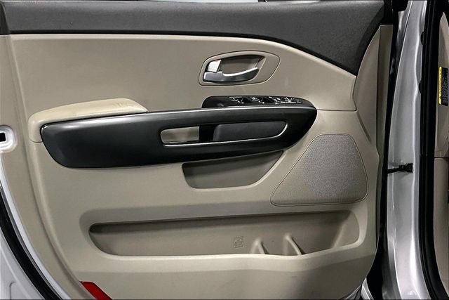 Used 2016 Kia Sedona L FWD image 19