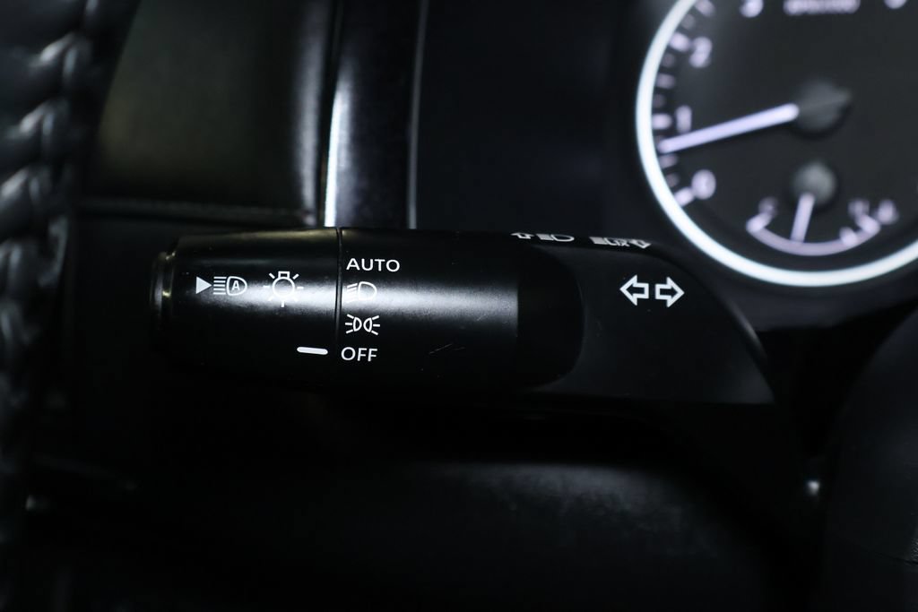 Used 2024 Nissan Pathfinder SV AWD/4WD image 23