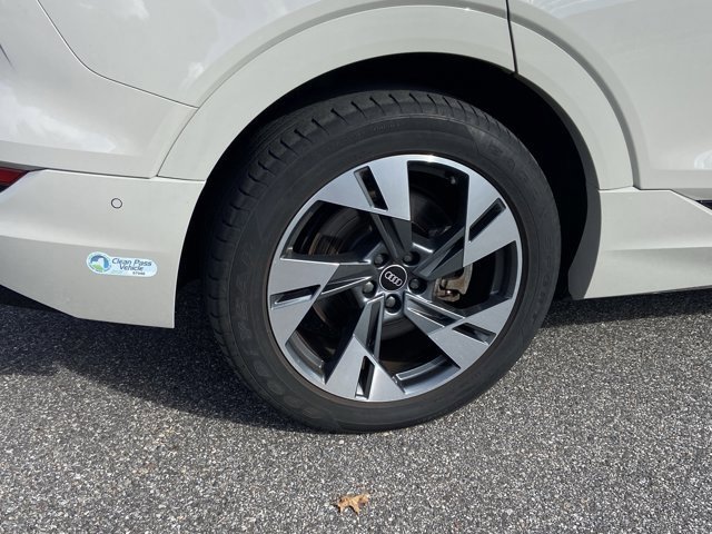 Used 2022 Audi e-tron Premium w/ Convenience Plus Package image 11