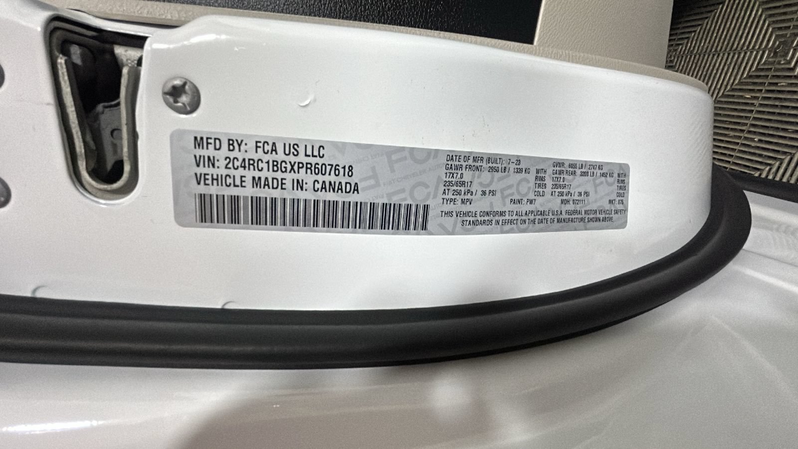 Used 2023 Chrysler Pacifica Touring-L FWD image 11