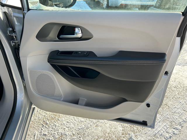 Certified 2024 Chrysler Pacifica Touring-L image 22