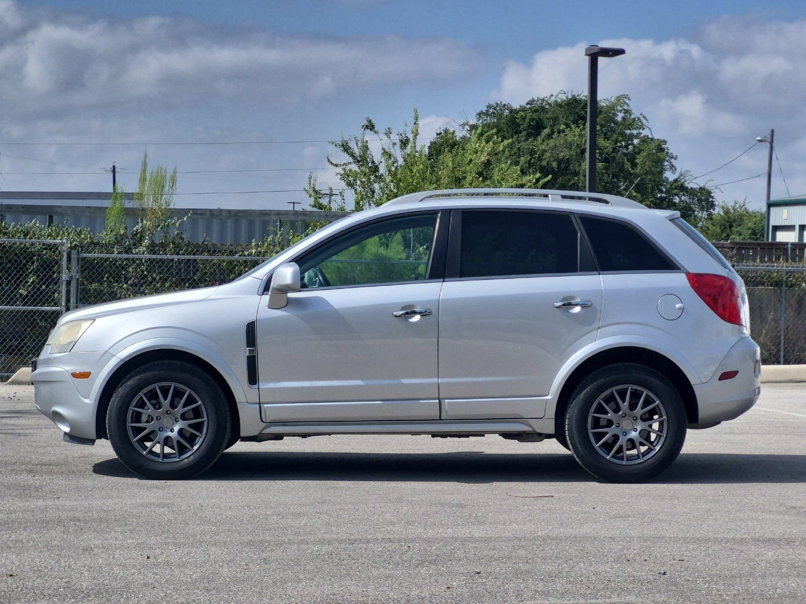 Used 2014 Chevrolet Captiva Sport LT FWD image 2