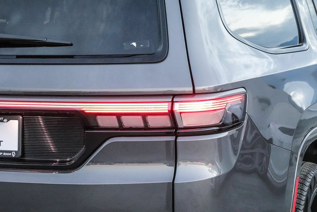 New 2026 Jeep Grand Wagoneer Summit w/ 8-Passenger Seating Package AWD/4WD image 10