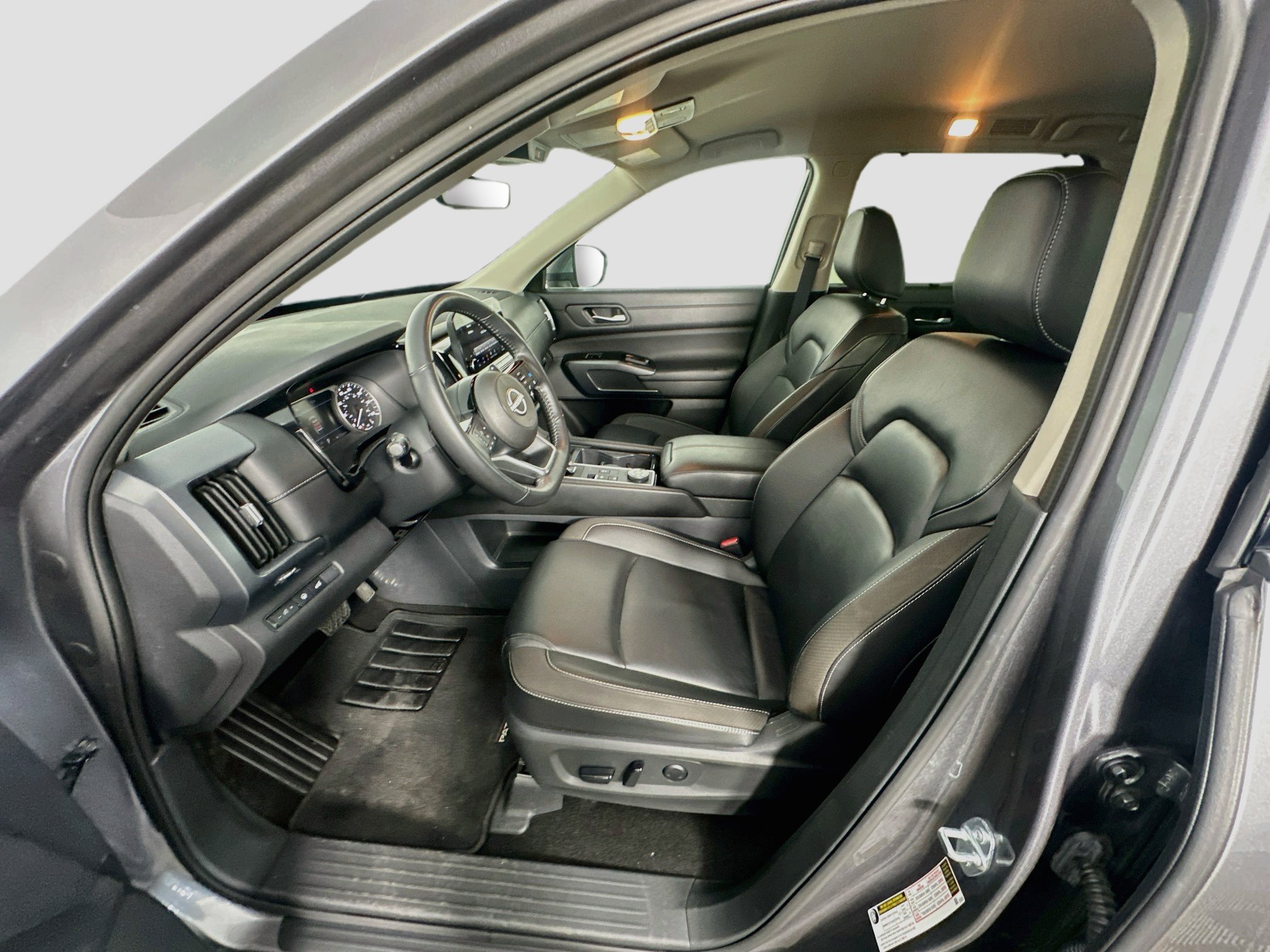 Used 2025 Nissan Pathfinder SL AWD/4WD image 13