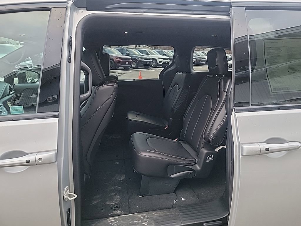 New 2026 Chrysler Pacifica Select image 6