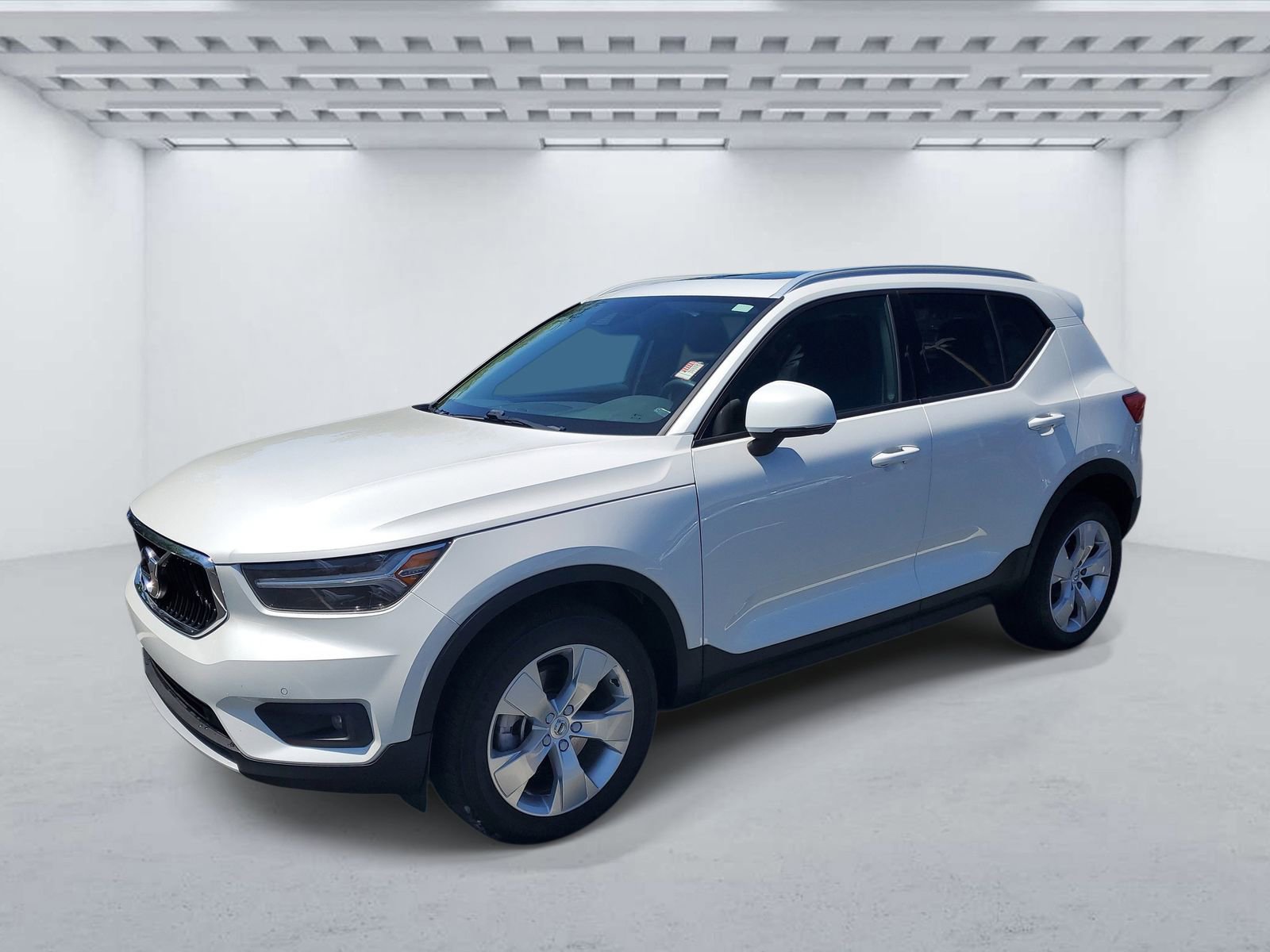 Used 2022 Volvo XC40 T5 Momentum image 2